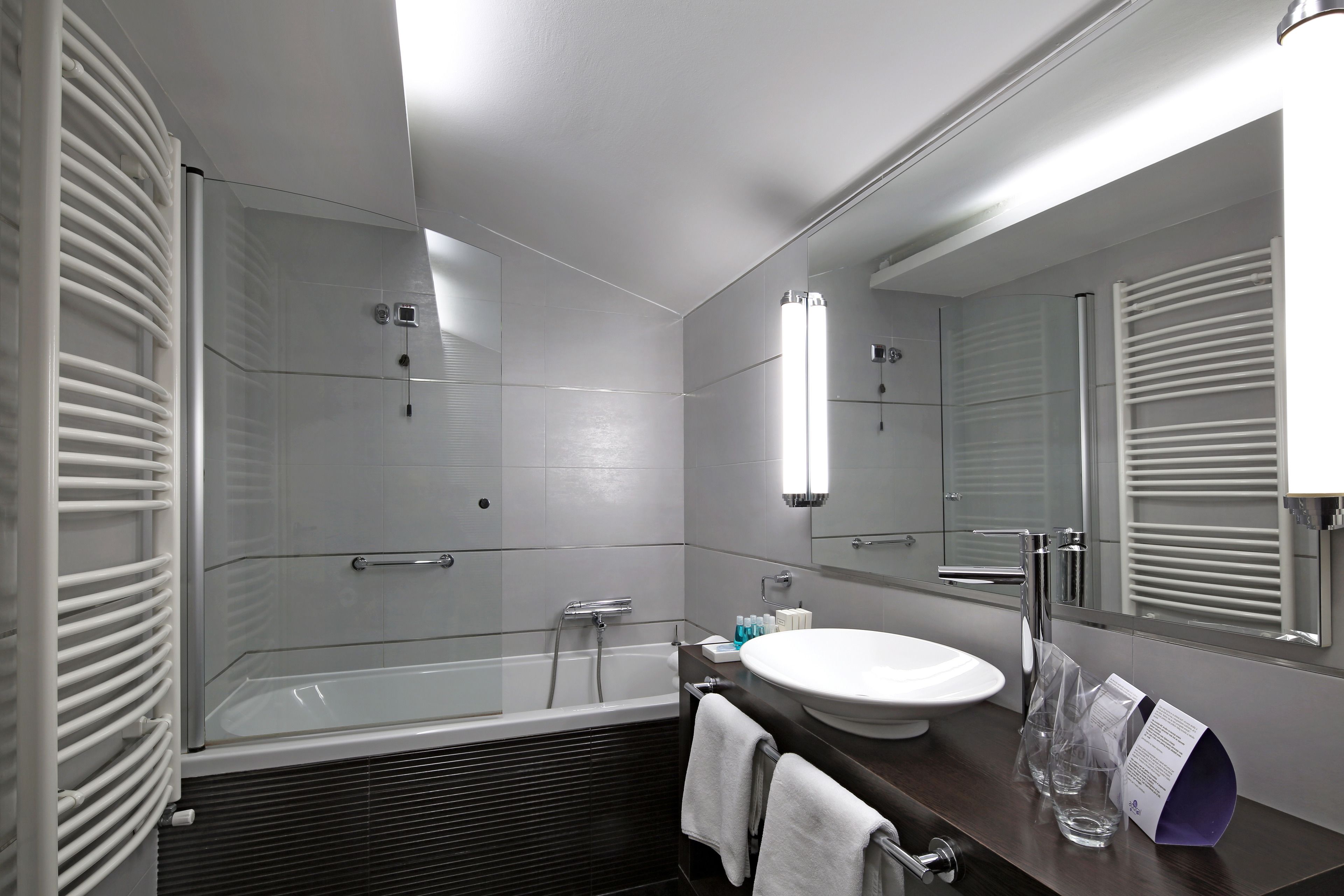 superior suite, terrace, sea view | bathroom | free toiletries, towels
