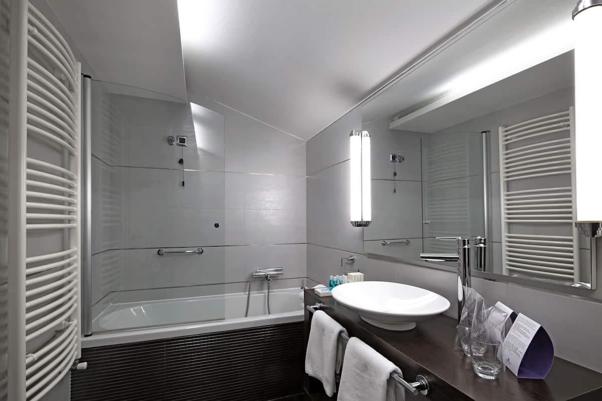 superior suite, terrace, sea view | bathroom | free toiletries, towels