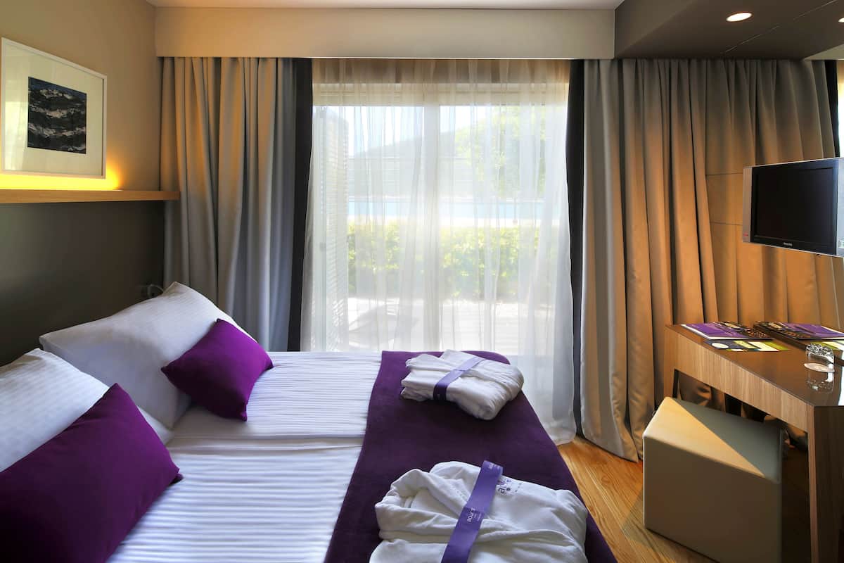 Doppelzimmer, Terrasse, Meerblick | 1 Schlafzimmer, Minibar, Zimmersafe, schallisolierte Zimmer