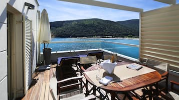 Suite superior, terrassa, vistes al mar | Balcó