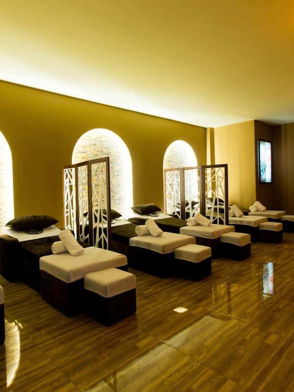 Couples treatment room(s), sauna, hot tub, steam room
