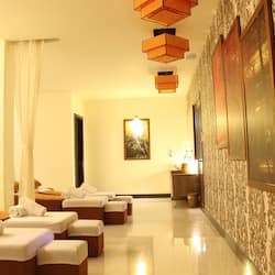 Couples treatment room(s), sauna, hot tub, steam room