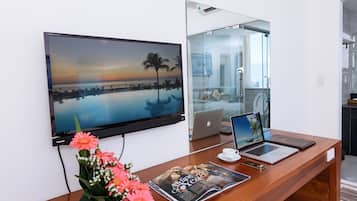 Deluxe Twin Room | Living area | 32-inch flat-screen TV with cable channels, TV