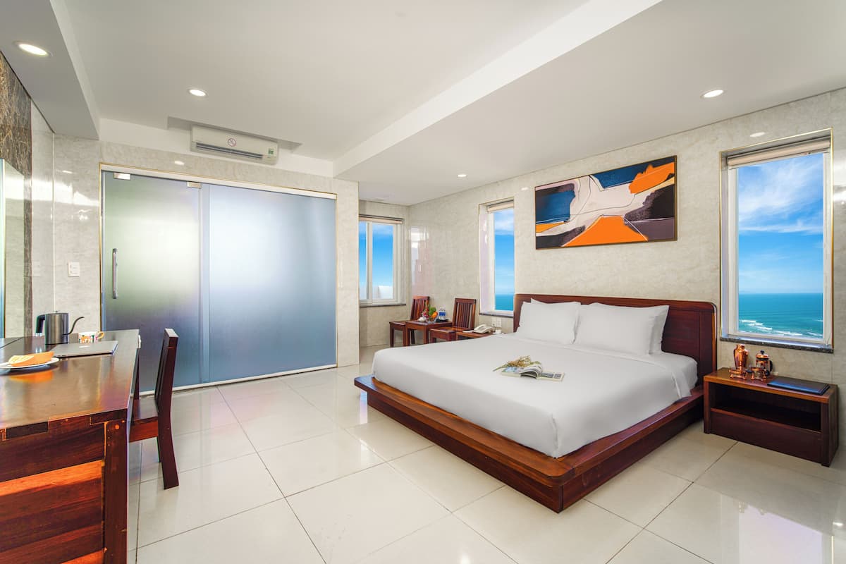 Doppia Deluxe, vista mare parziale | 1 camera, minibar, una cassaforte in camera, una scrivania