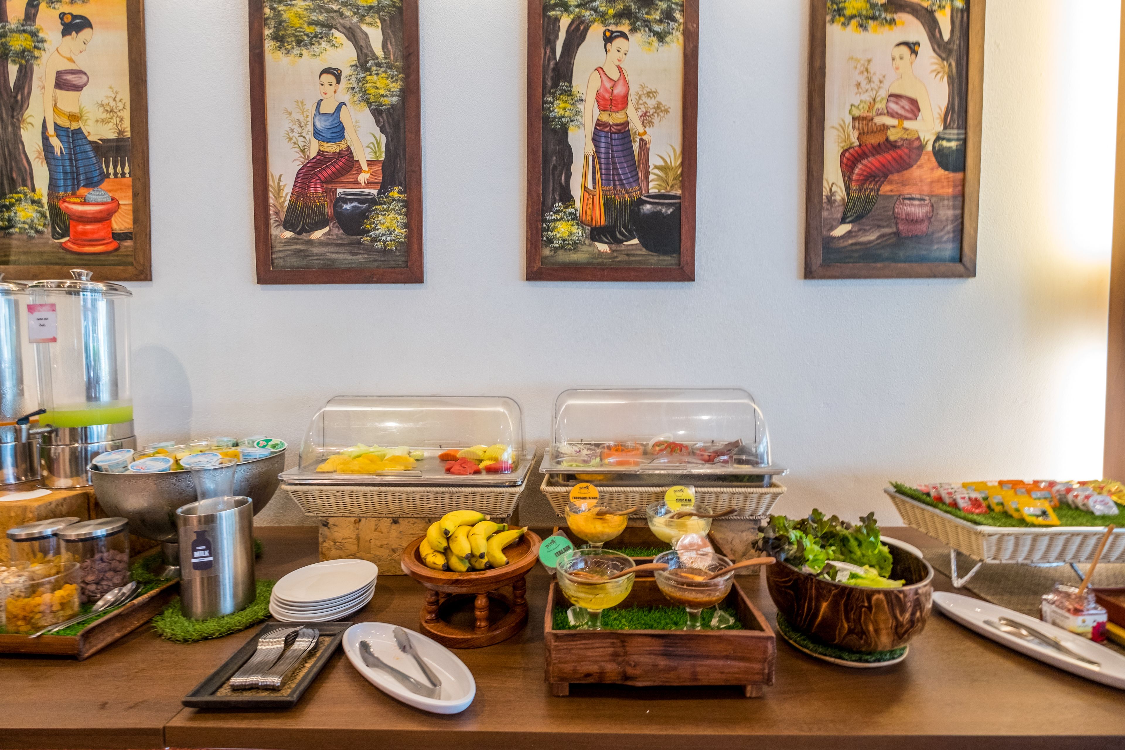 daily cooked-to-order breakfast (thb 350 per person)