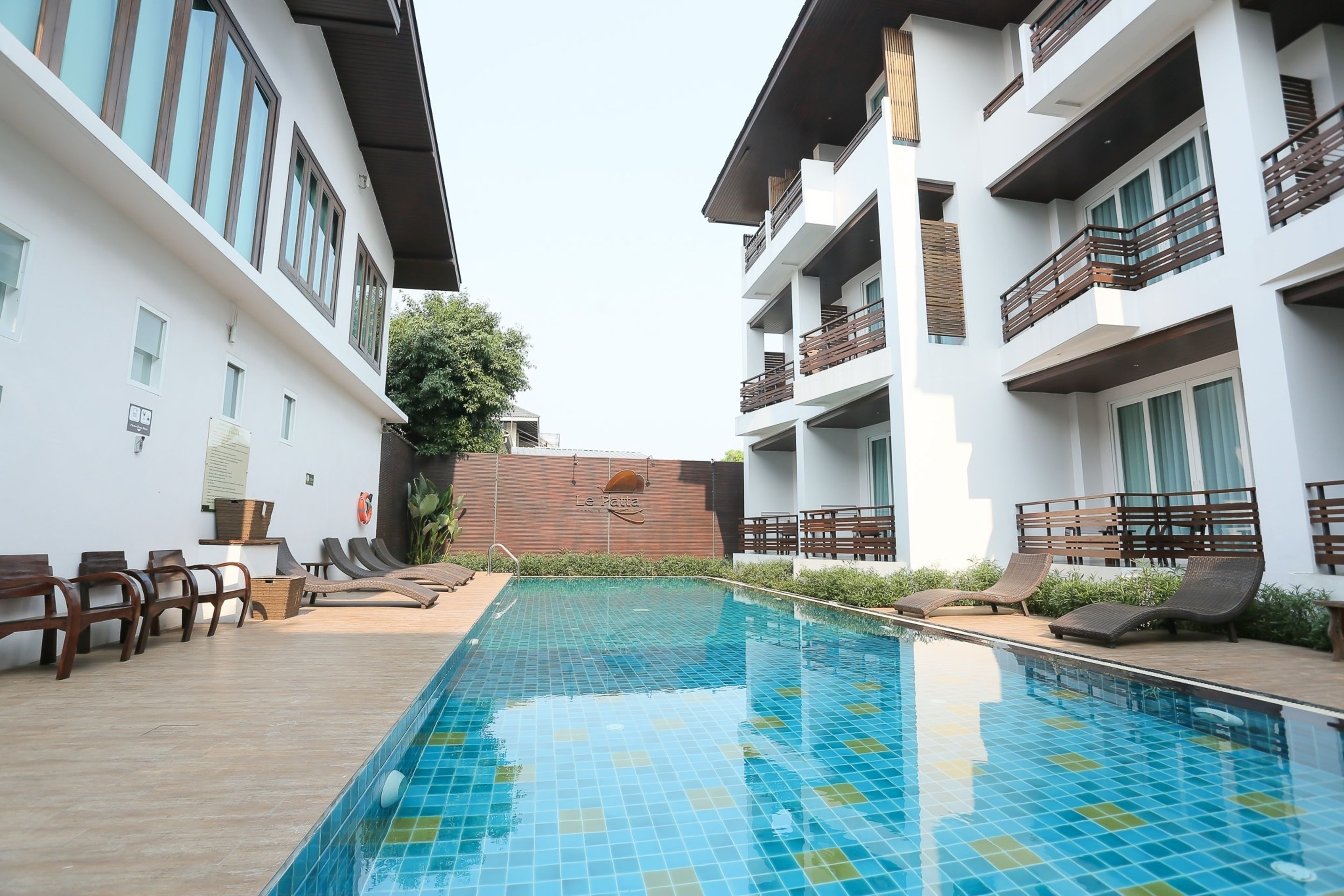 outdoor pool, open 7:00 am to 8:00 pm, pool loungers