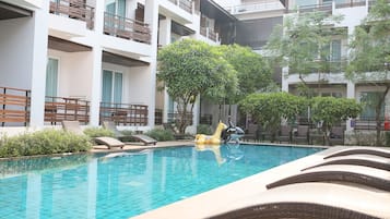 Hồ bơi ngoài trời, mở cửa từ 7:00 đến 20:00, ghế dài tắm nắng