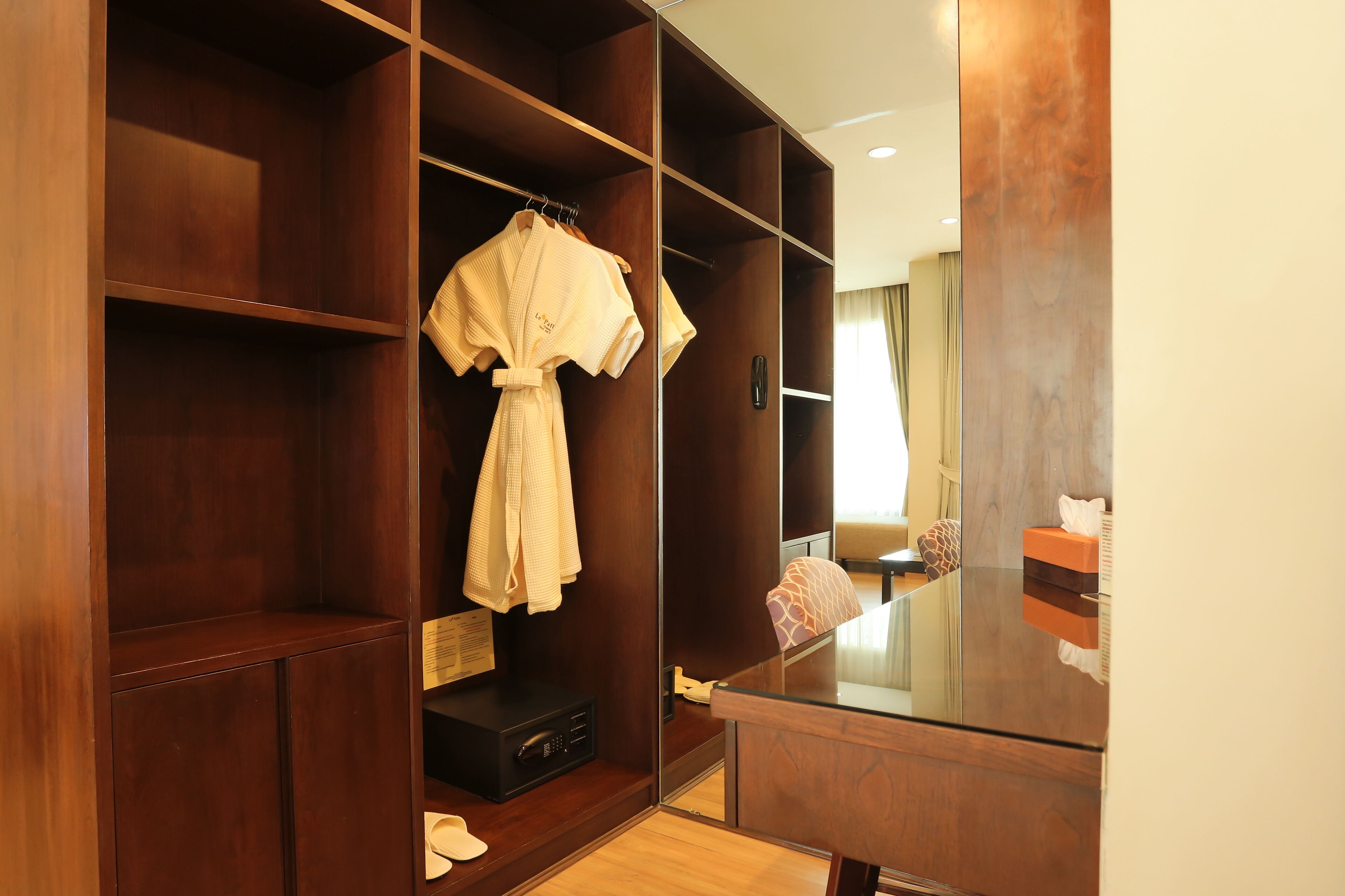 suite | minibar, in-room safe, desk, blackout curtains