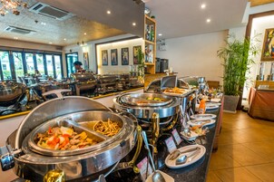 Daily cooked-to-order breakfast (THB 350 per person)