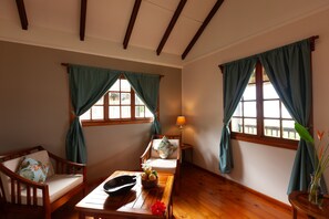 Suíte júnior, 1 cama Queen, para não fumantes, vista para o oceano (Honeymoon) | Área de estar | Lareira