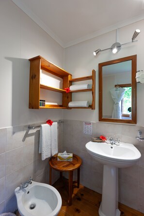 Junior suite, 1 queensize bed, niet-roken, uitzicht op zee (Honeymoon) | Badkamer | Een douche, een regendouche, handdoeken