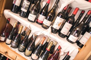 حيث تُقدم وجبات الإفطار، الغداء، العشاء، الأطباق المحلية