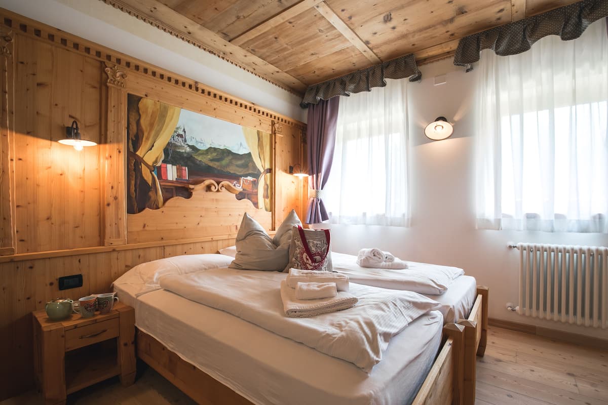 Superior driepersoonskamer | Luxe beddengoed, een kluis op de kamer, individueel gedecoreerd