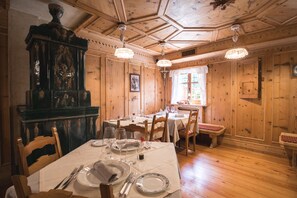 Petit déjeuner et déjeuner servis sur place, spécialités Cuisine locale