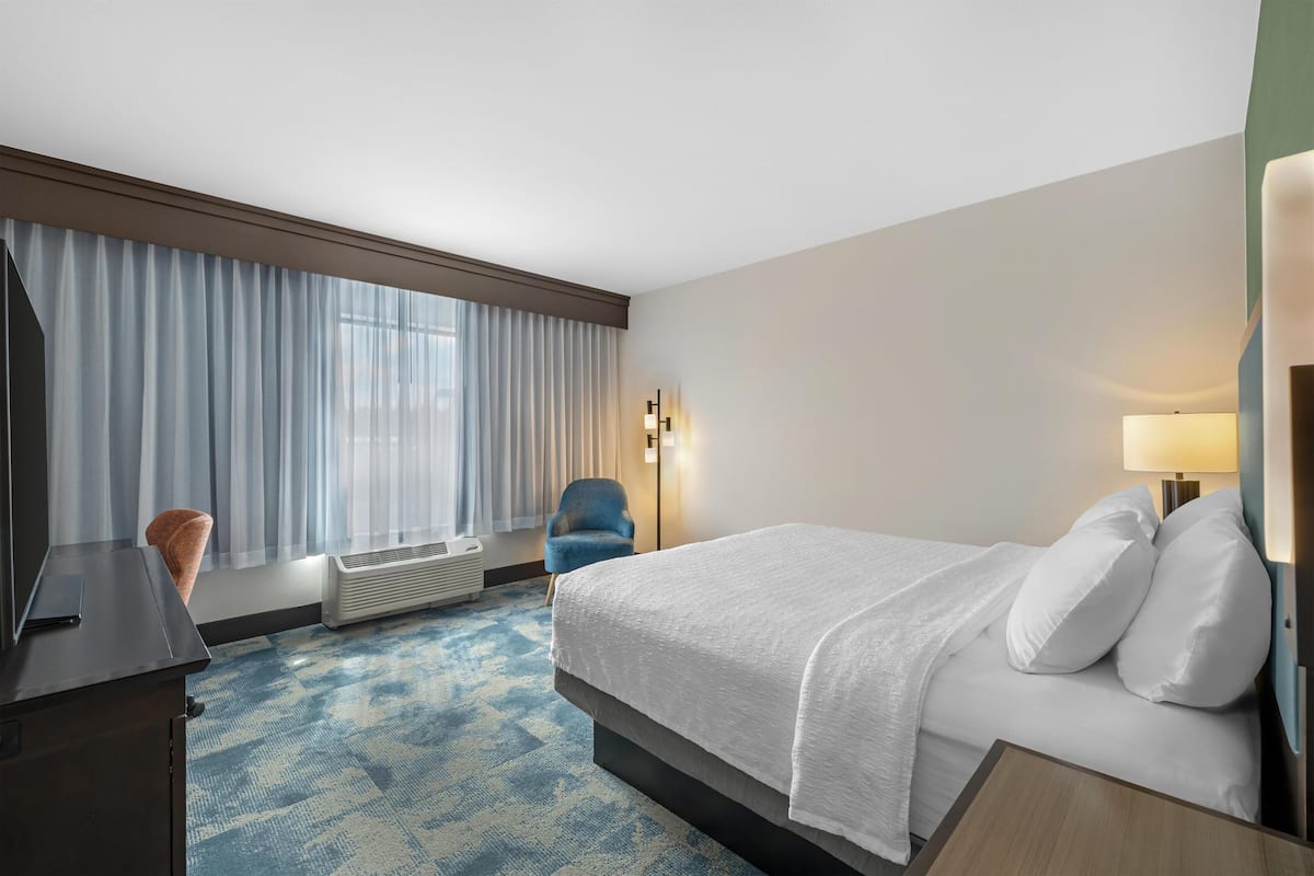 King, Refrigerator & Microwave | Blackout drapes, iron/ironing board, free WiFi, bed sheets