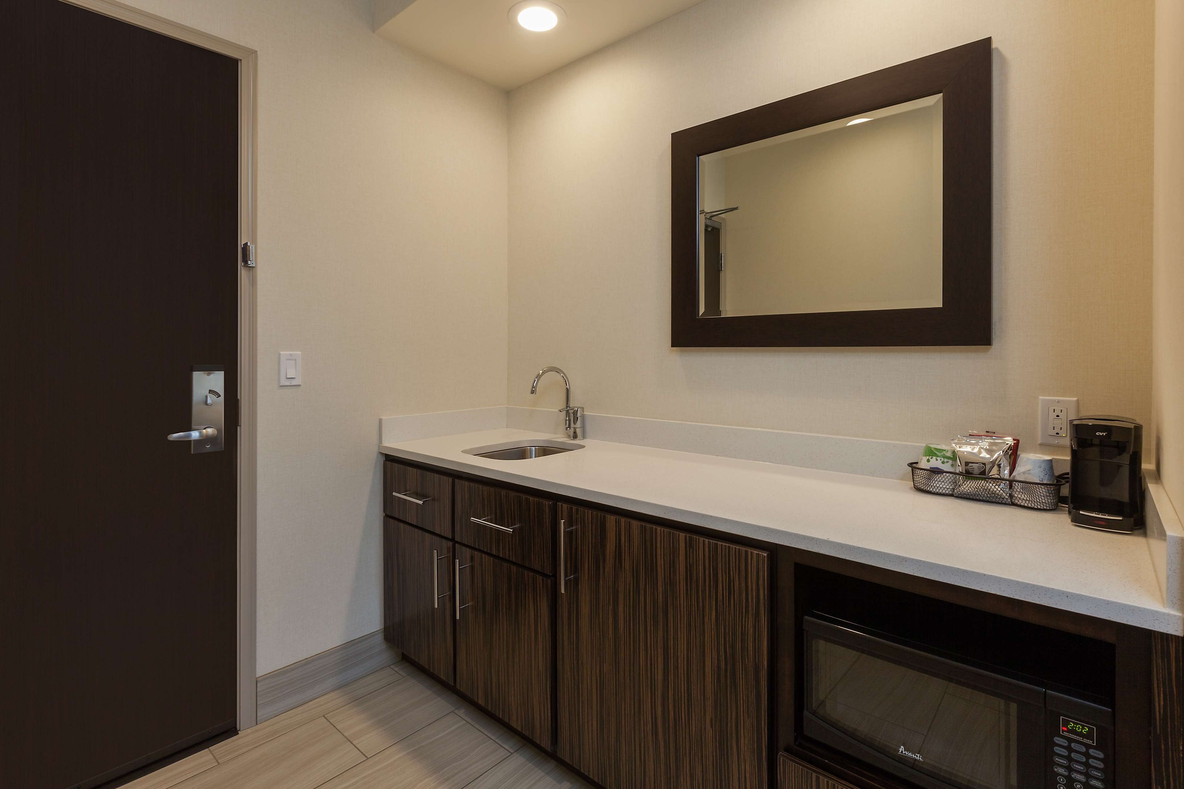 king, studio, refrigerator & microwave | blackout curtains, iron/ironing board, free wifi, bed sheets