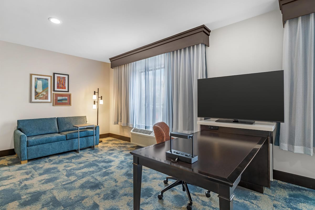 Studio, 1 King Bed, Accessible, Non Smoking | Blackout drapes, iron/ironing board, free WiFi, bed sheets