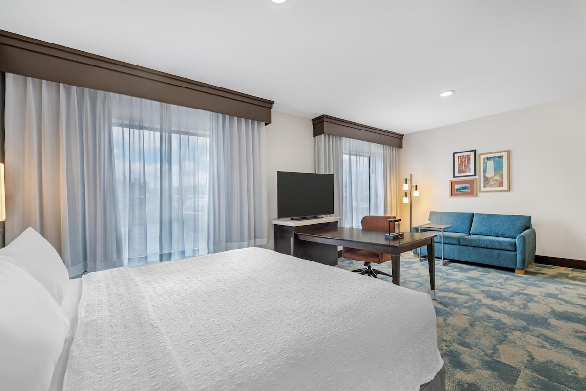 Room, 1 King Bed, Accessible, Non Smoking | Living area | Flat-screen TV, pay movies