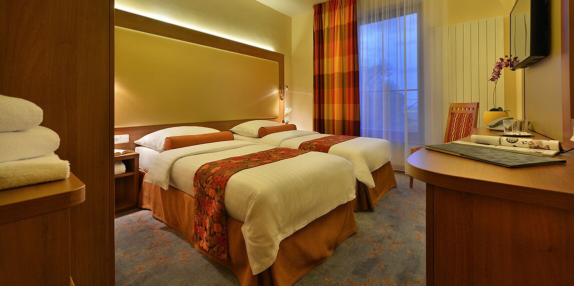 Double room with AIRCON | Escrivaninha, Wi-Fi de cortesia, roupa de cama
