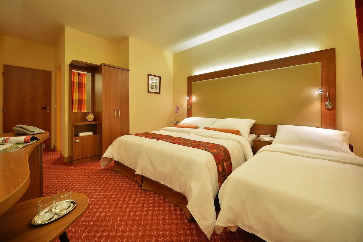 Escritorio, wifi gratis y ropa de cama