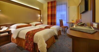 Maximilian Lifestyle Resort