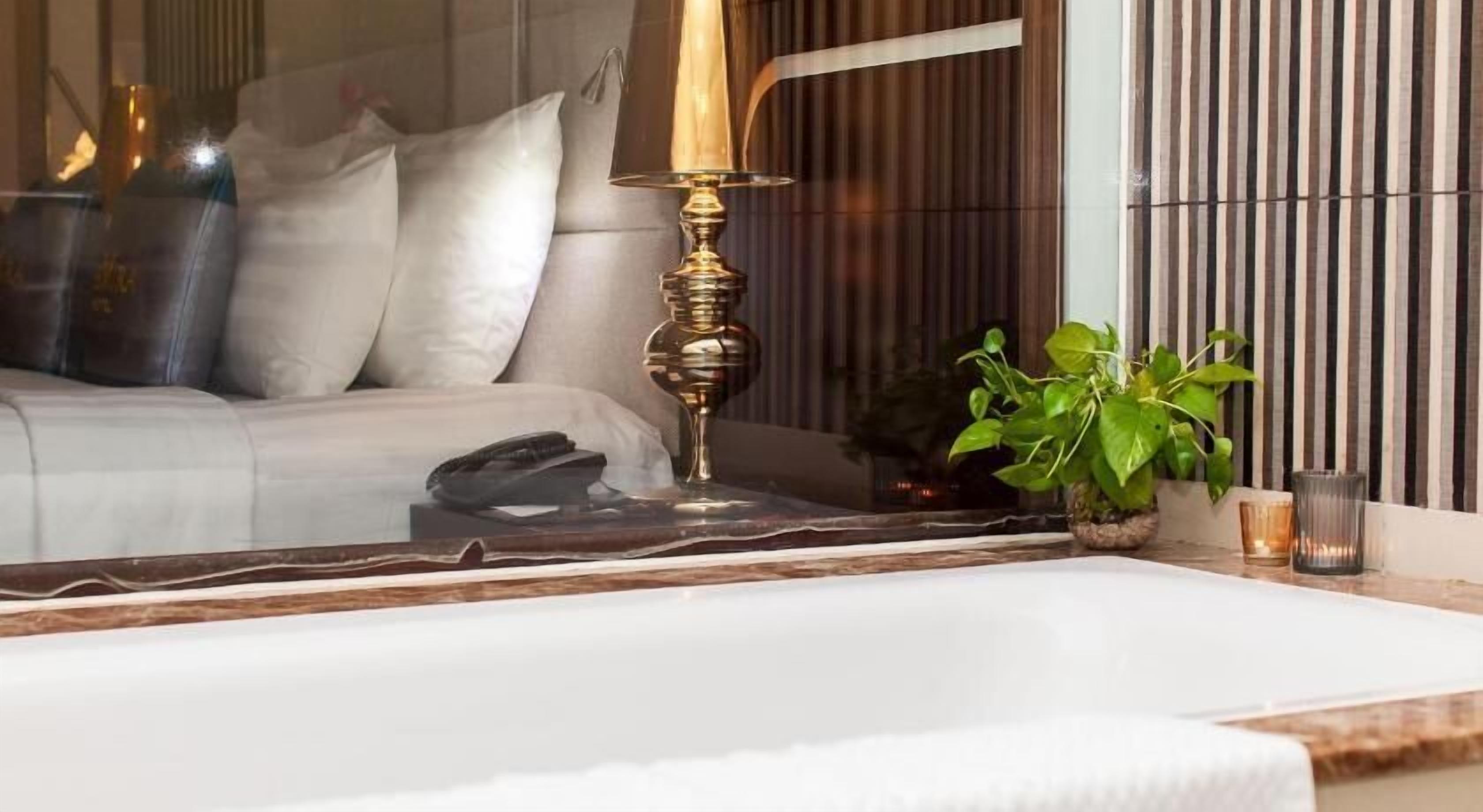 Minibar, caja de seguridad en la habitación y escritorio 