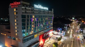 Hotel Mira met een moderne gevel, meerdere verdiepingen en verlichte signage.