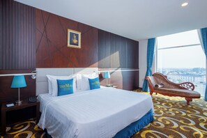 Minibar, in-room safe, desk, blackout drapes - The Mira Hotel (Ho Chi Minh City)