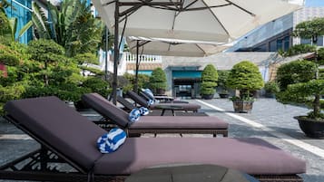 Kolam renang outdoor, dengan payung kolam renang dan kursi berjemur