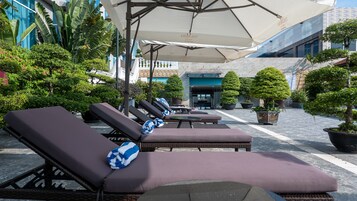 Outdoor pool, pool umbrellas, sun loungers