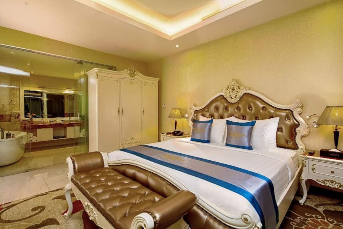 Minibar, caja de seguridad en la habitación y escritorio