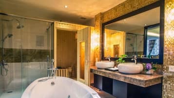 Chambre présidentielle | Salle de bain | Douche, douche cascade, articles de toilette (gratuits)