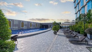 Outdoor pool, pool umbrellas, sun loungers - The Mira Hotel (Ho Chi Minh City)
