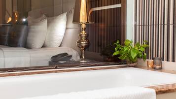 1 sovrum, minibar, värdeförvaringsskåp på rummet och skrivbord