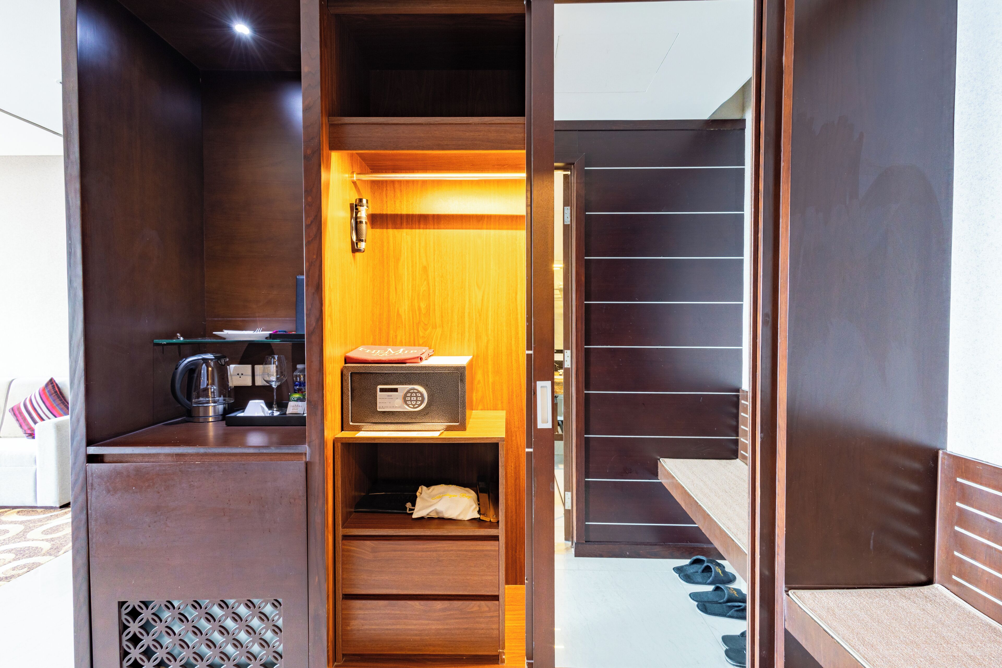 business room (2 pax) | 1 bedroom, minibar, in-room safe, desk