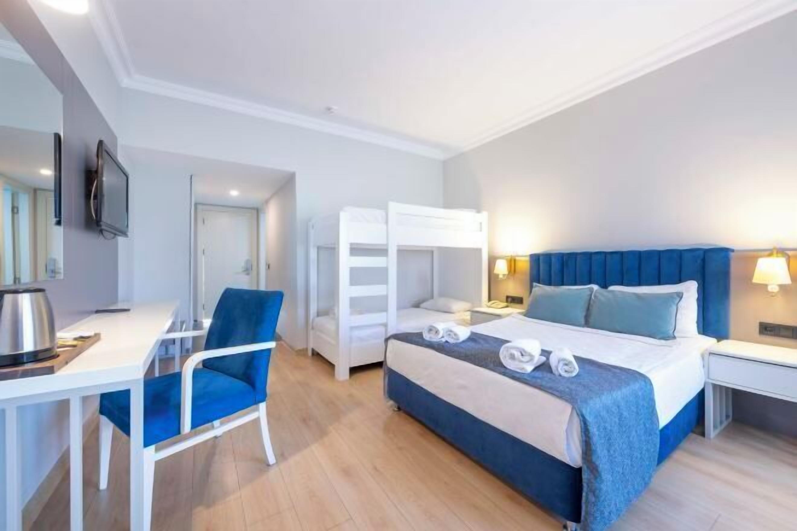 Minibar, coffres-forts dans les chambres, bureau