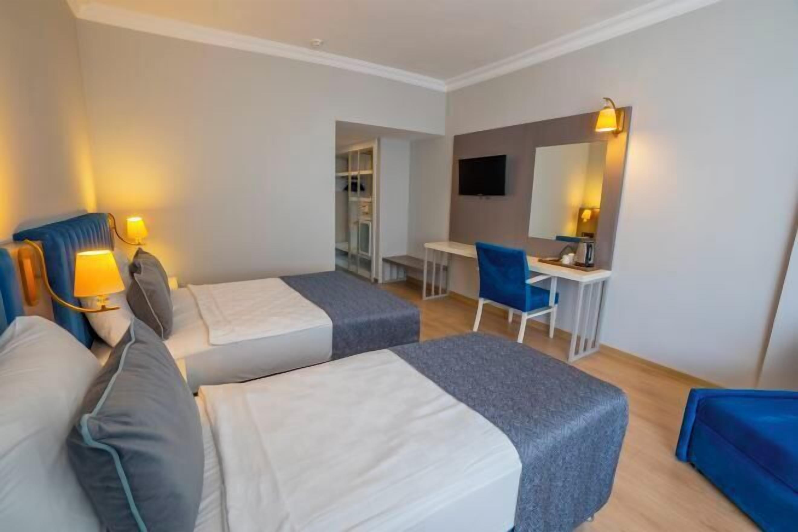 Minibar, coffres-forts dans les chambres, bureau