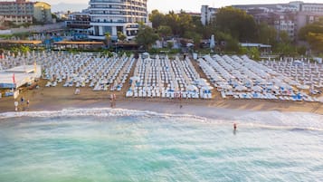 3 piscinas al aire libre, sombrillas, sillones reclinables de piscina
