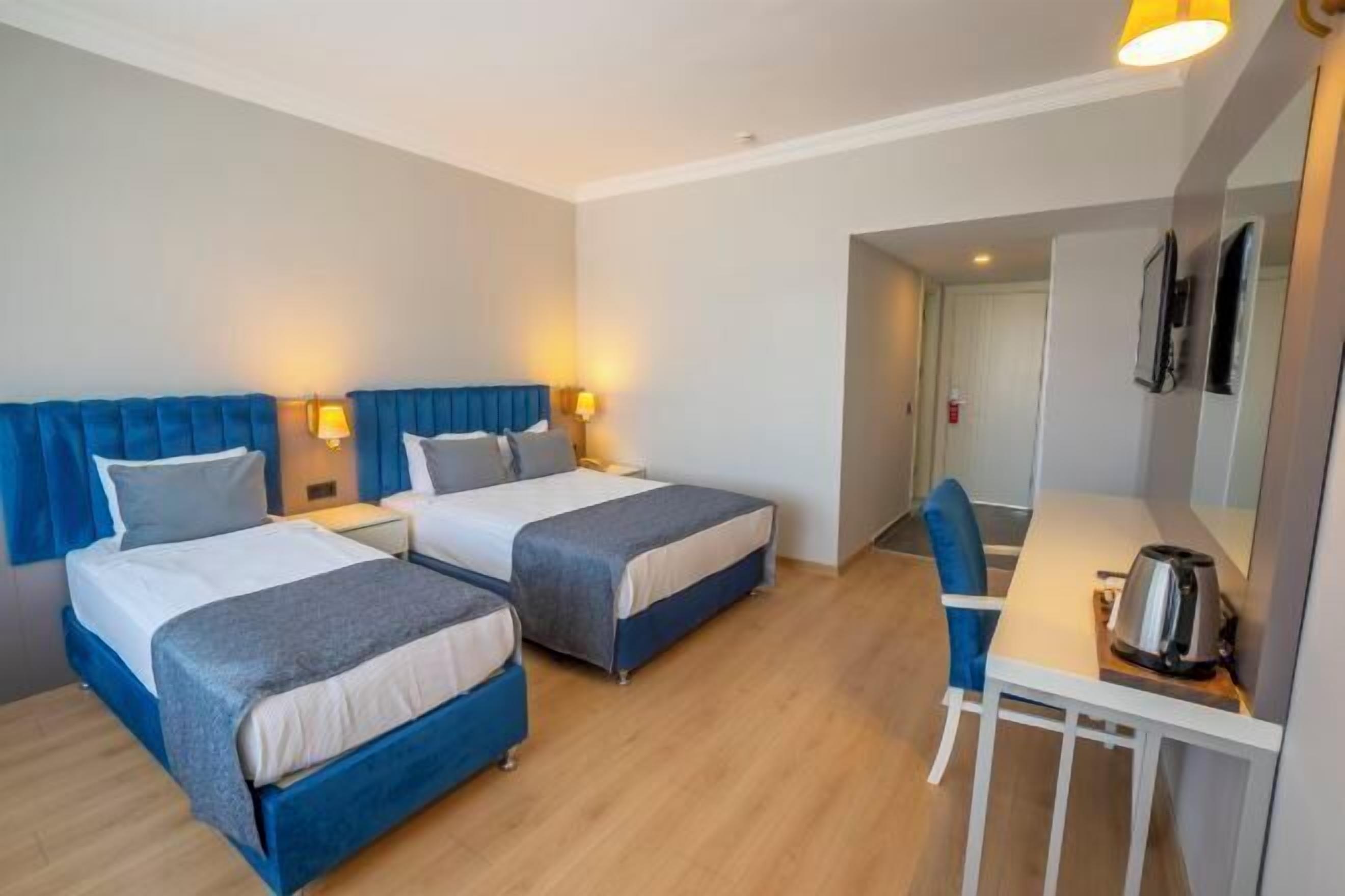 Minibar, coffres-forts dans les chambres, bureau