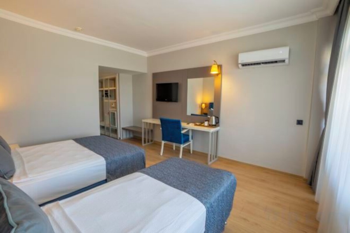 Minibar, värdeförvaringsskåp på rummet och skrivbord