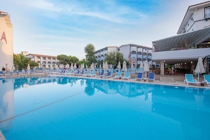 3 piscinas externas, guarda-sóis, espreguiçadeiras
