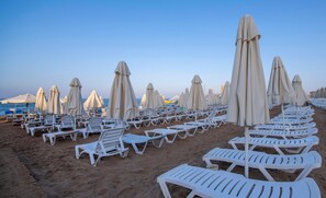 Privatstrand in der Nähe, Liegestühle, Sonnenschirme, Strandtücher