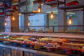 供應早餐、午餐、晚餐；多國菜