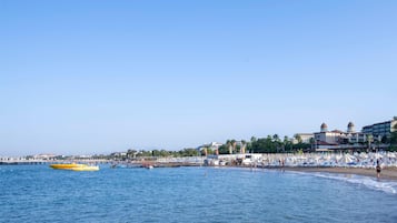 Playa privada en los alrededores, camastros y sombrillas