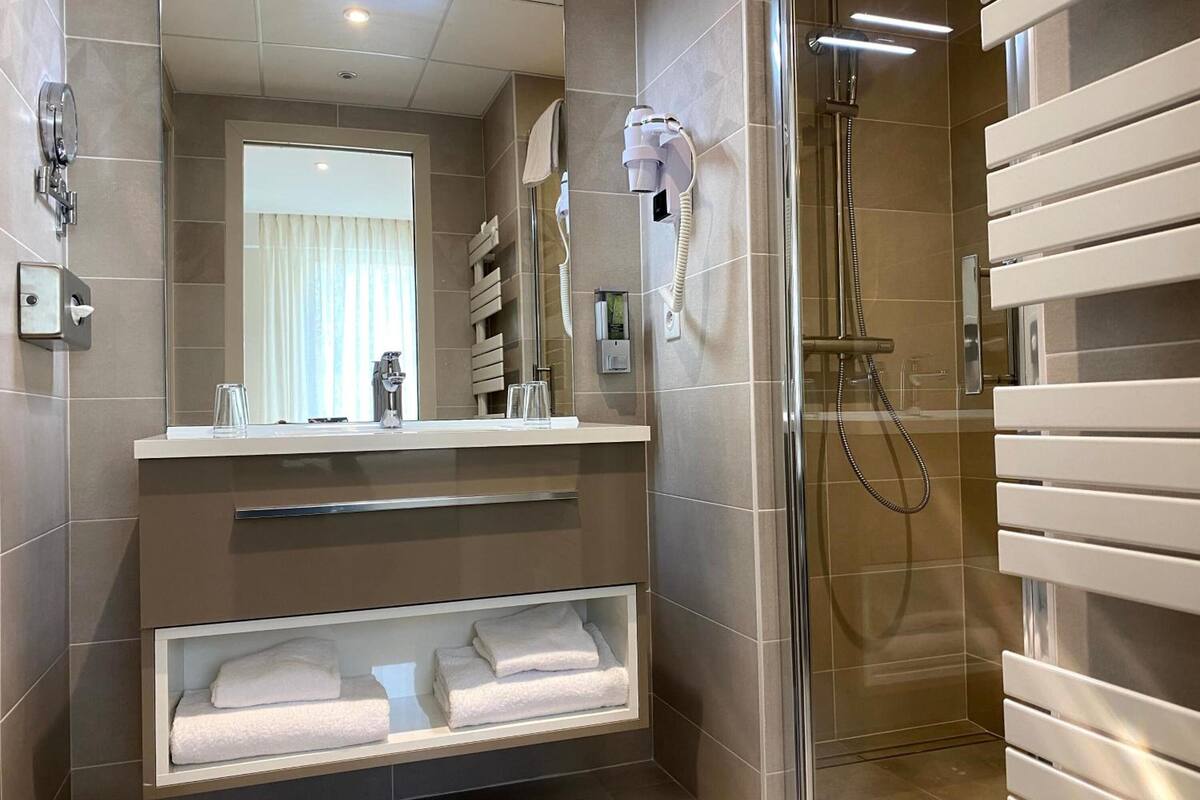 chambre prestige | bathroom | shower, hair dryer, towels, soap