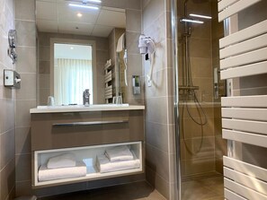 Chambre Prestige | Baño | Ducha, secador de pelo, toallas y jabón