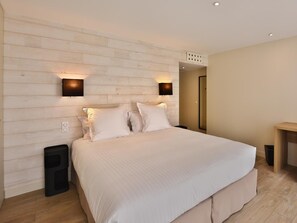 Premium bedding, in-room safe, individually decorated, desk - Logis Hotel La Closerie (La Baule-Escoublac)