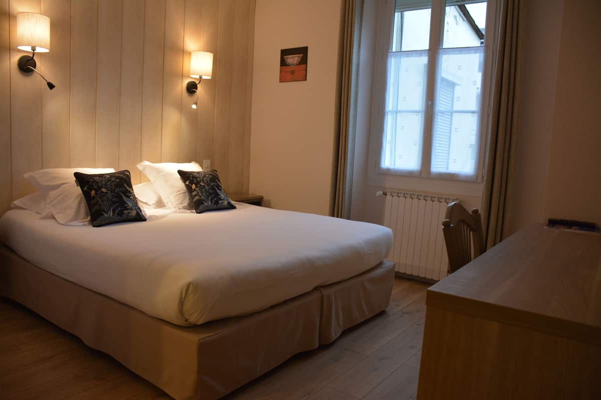 Chambre élégance | 1 bedroom, premium bedding, in-room safe, individually decorated