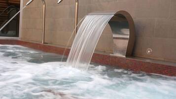 Innenpool, Außenpool, Liegestühle