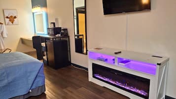 Standaard kamer, 1 queensize bed | Een bureau, een strijkplank/strijkijzer, gratis wifi, beddengoed